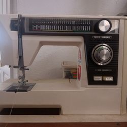 Sewing Machine With Table +accessories 