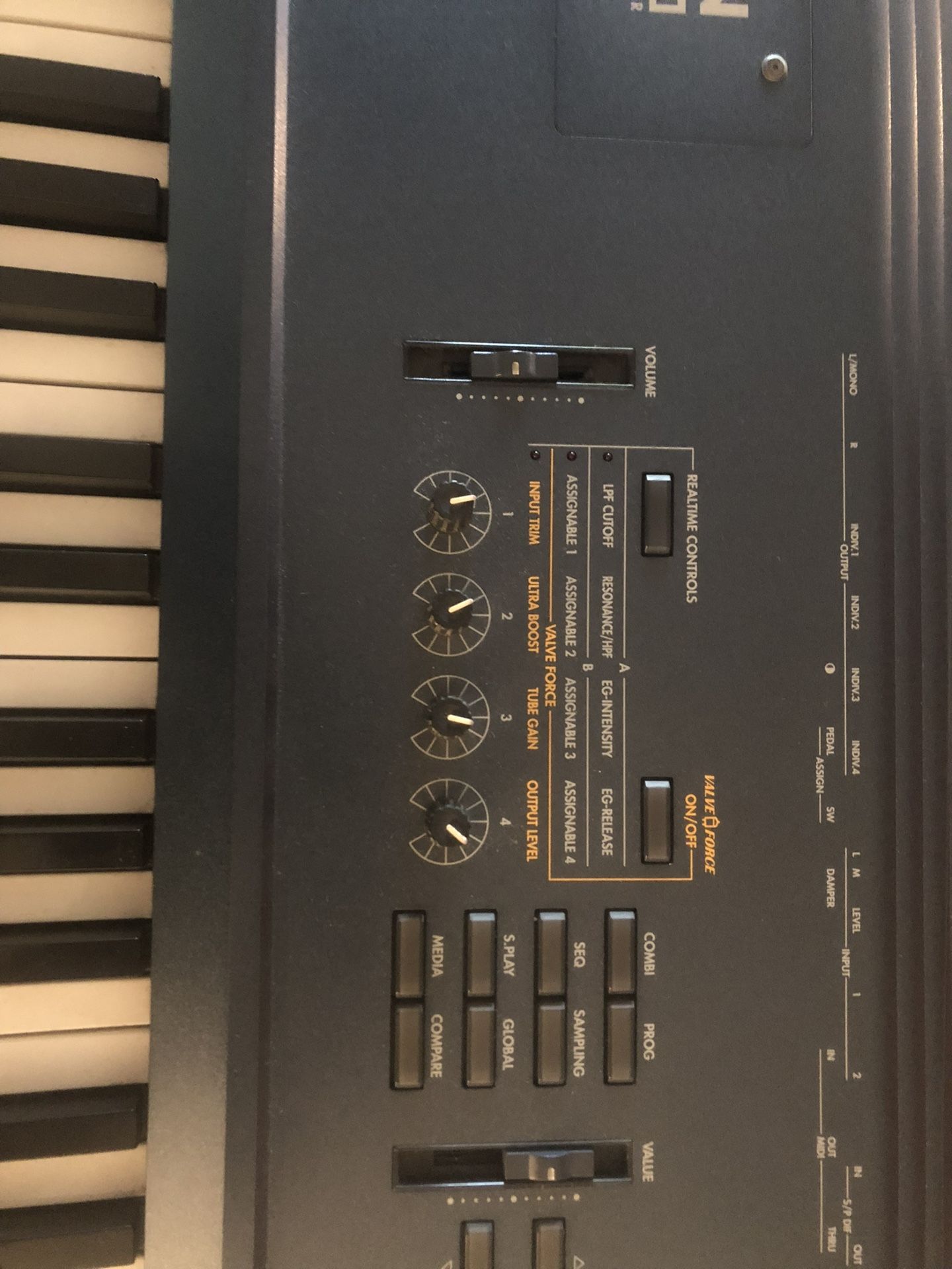 KORG "TRITON EXTREME" MUSIC WORKSTATION/SAMPLER