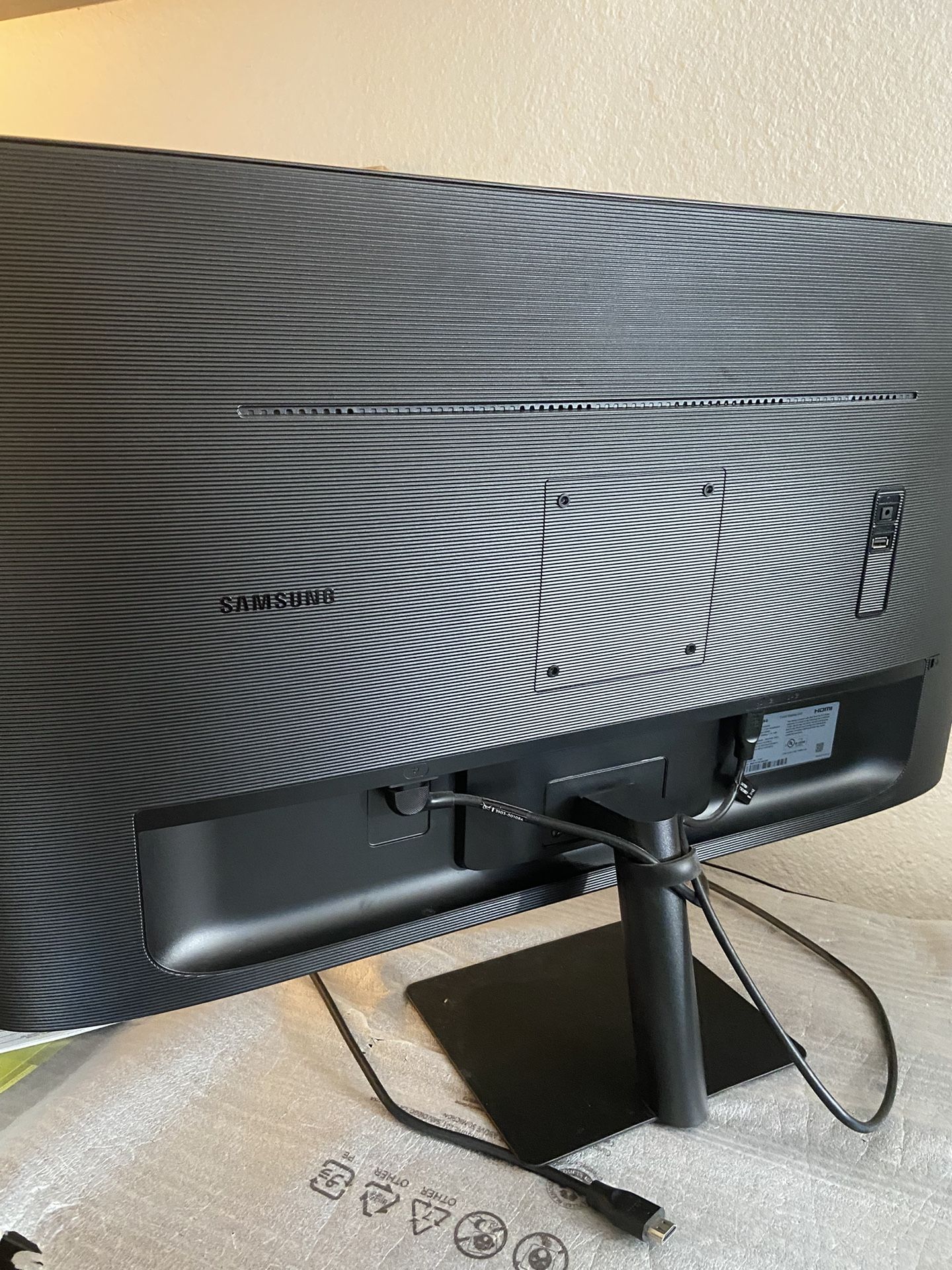 Samsung 32” Computer Monitor