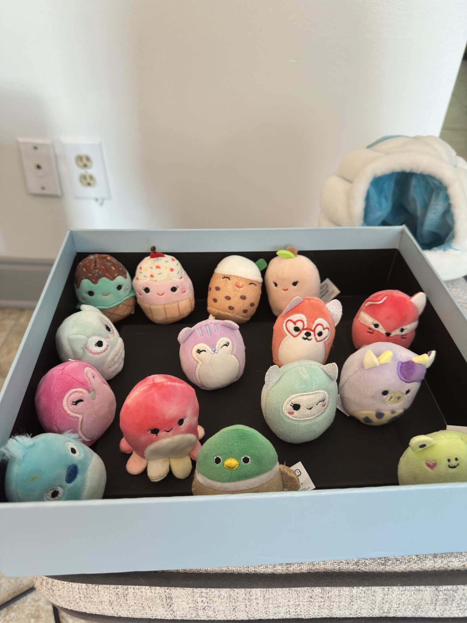 15 Squishville Minis with Cute Hideaway Igloo Accessory