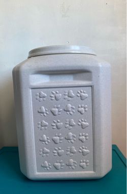 Pet food container (Gamma vittles vault)(Pick up only)