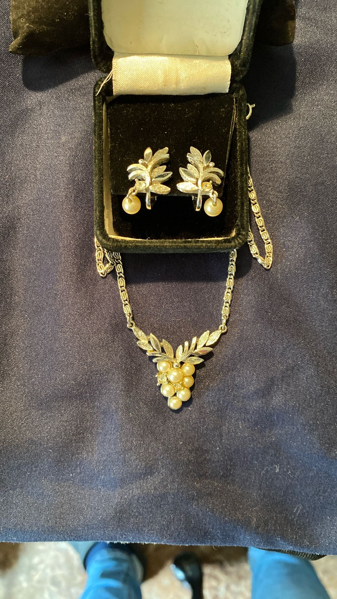 Vintage Avon 20” Silver Tone Necklace Set With Matching Clip on Earrings And Dangling Pearl.
