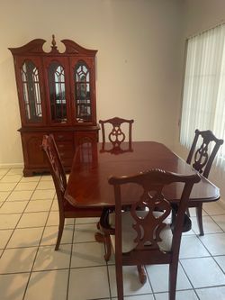 Traditional Cherry/Mahogany Dining Room Set — Table, 4 Chairs & China Hutch