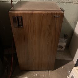 Mini fridge 