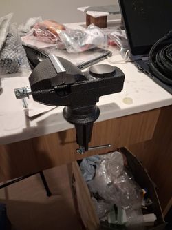 Swivel Base Bench Vise with Clamp