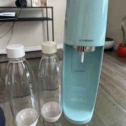 SodaStream Fizzi Sparkling Water Maker + 2 Bottles – Great Condition