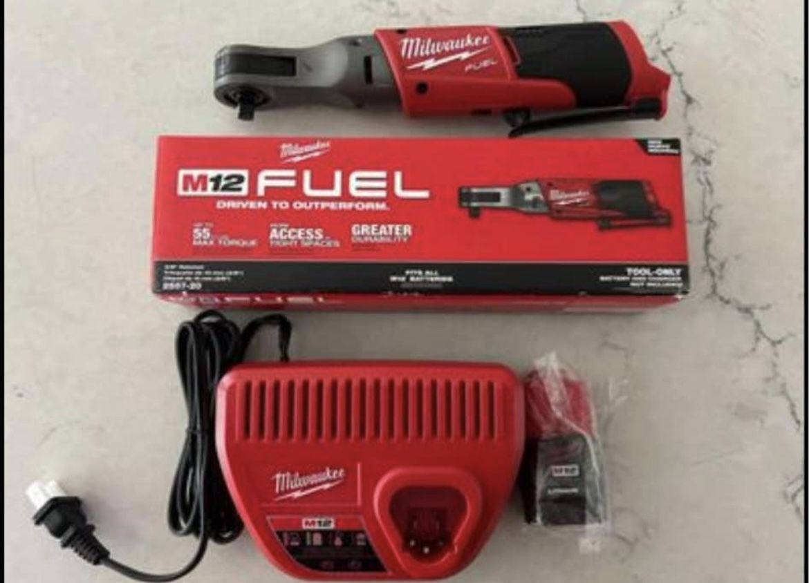M12 FUEL 12V Lithium-Ion Brushless 1/2 in. Cordless Ratchet Kit 60ft a Tool, a charger, a bat