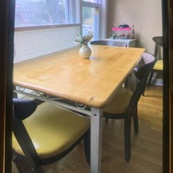 Dining Table And 4 Chairs In Excelentes Conditions.
