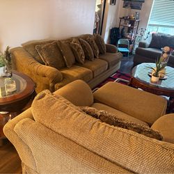 Complete Living Room: 7-Piece Furniture Set – Great Condition