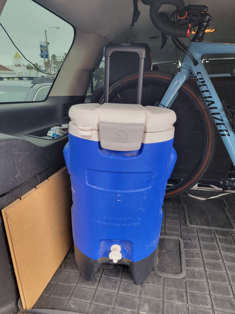 Clean Igloo 5 Gallon Wheeled Portable Sports Cooler Water Beverage Dispenser