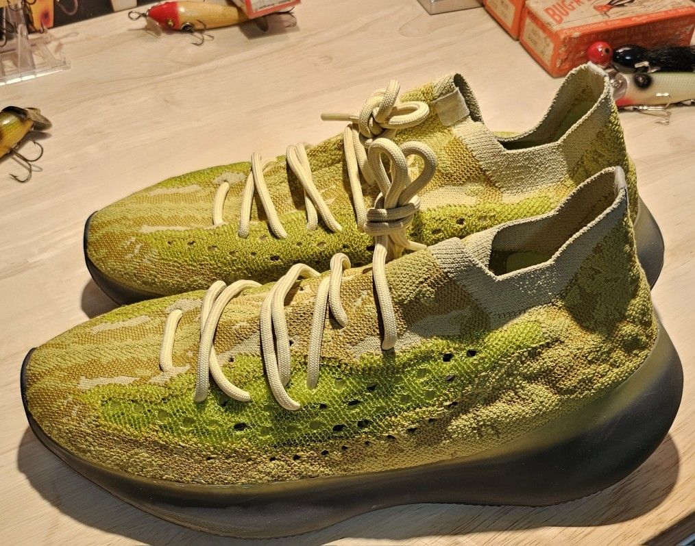 Lightly Worn Yeezy's, Not broken in, feel new, size 10.5