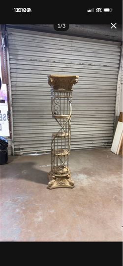 Spiral Iron Shelf w/Ornate Top and Base