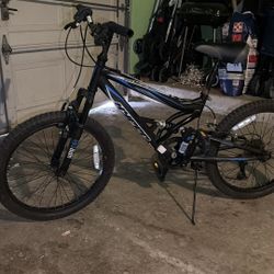 Hyper 20" Full Suspension Bear Mountain Bike - Black/Blue: 7-Speed, Steel Frame