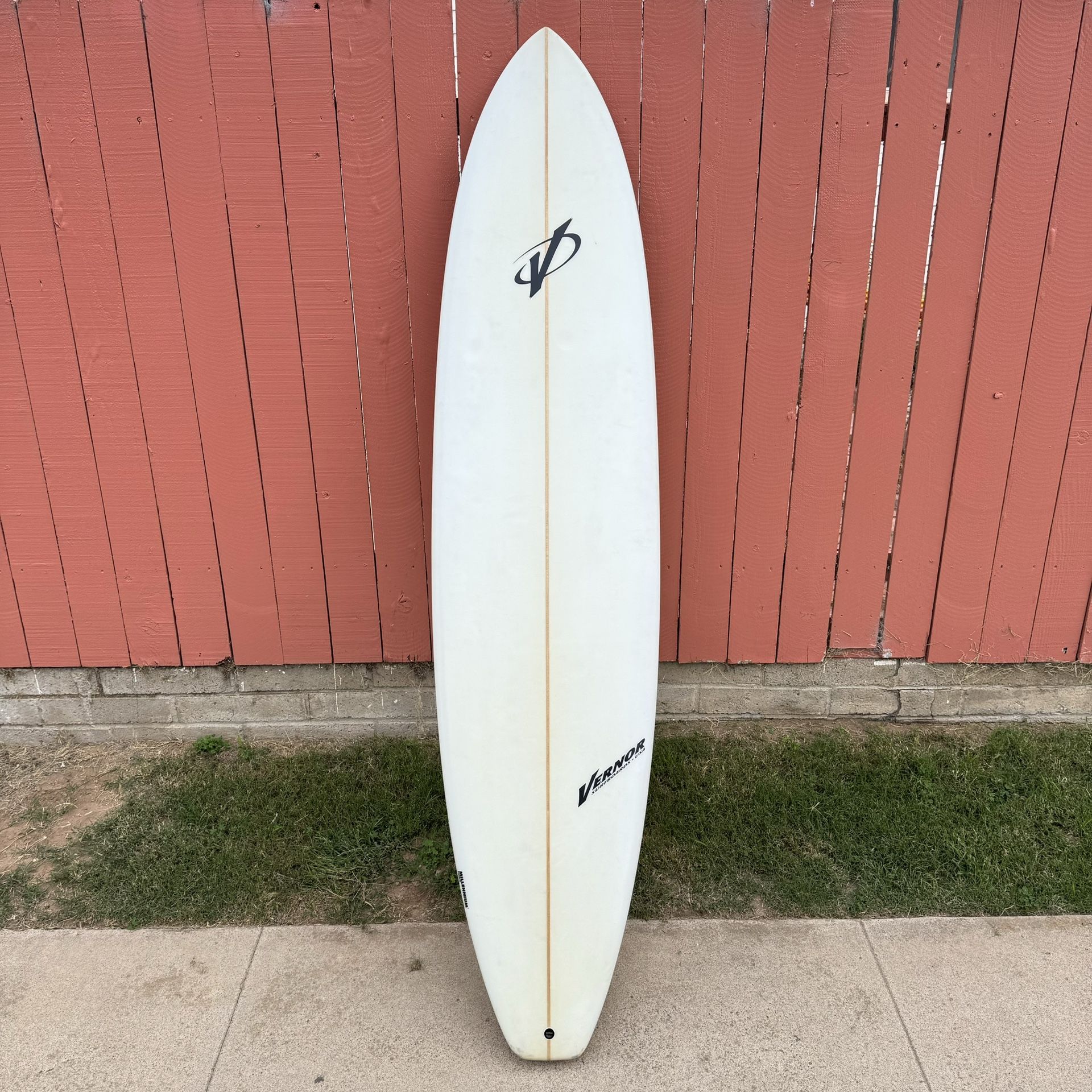 7’10” (53L) Vernor Mid-Length Surfboard w/ fins!
