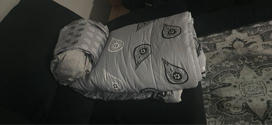New but opened paisley comforter