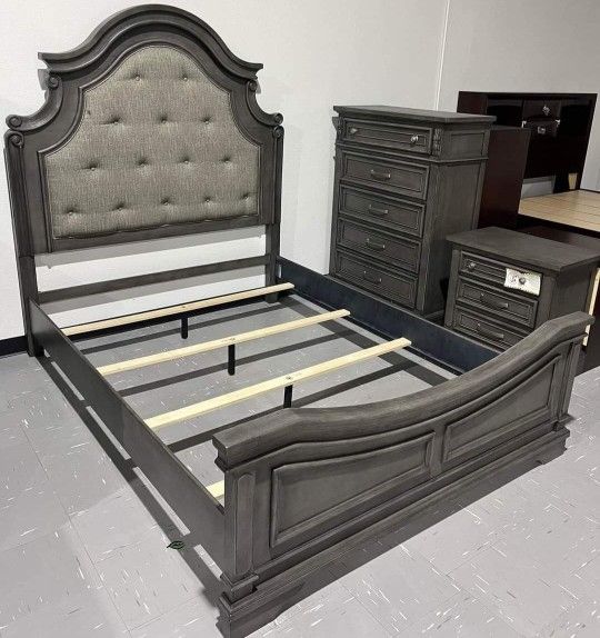 LODENBAY ANTIQUE GRAY UPHOLSTERED PANEL BEDROOM SET
Queen Bed, Dresser, Mirror, Nightstand