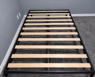 Queen Black Metal Bed Frame with Wood Slats – Excellent Condition