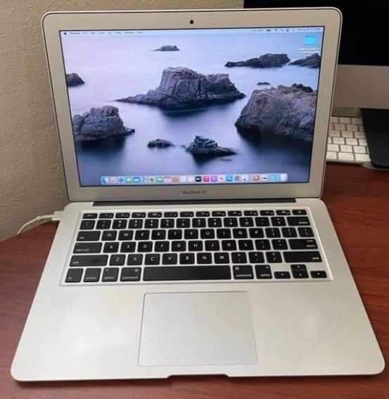 Super Nice Apple Macbook Air 13-inch, Core i7 + New Charger + Costly Apps