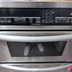 Kitchenette, microwave, and oven