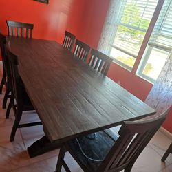 Dinning room table with chairs