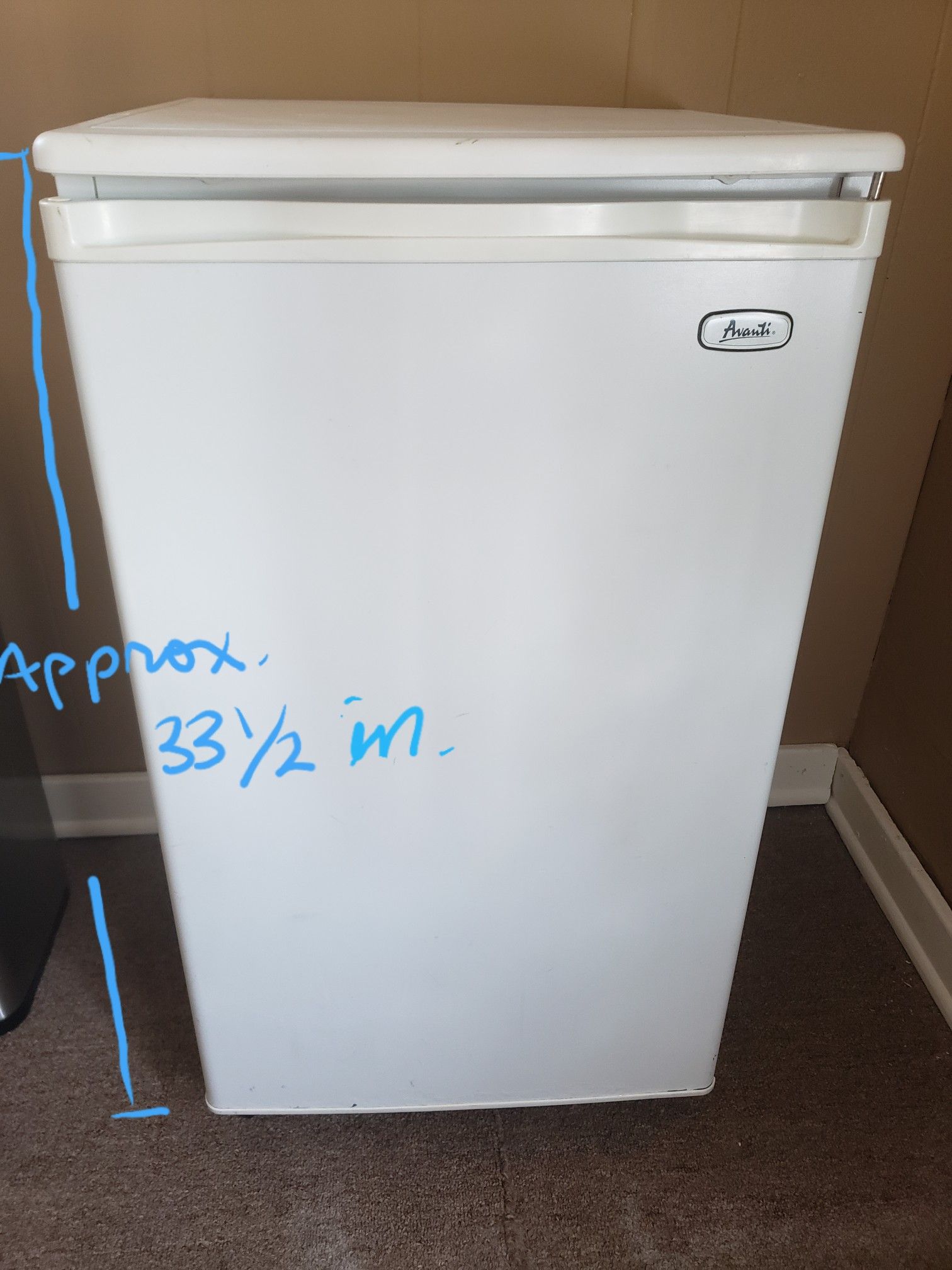 Avanti Mini Fridge with small Freezer