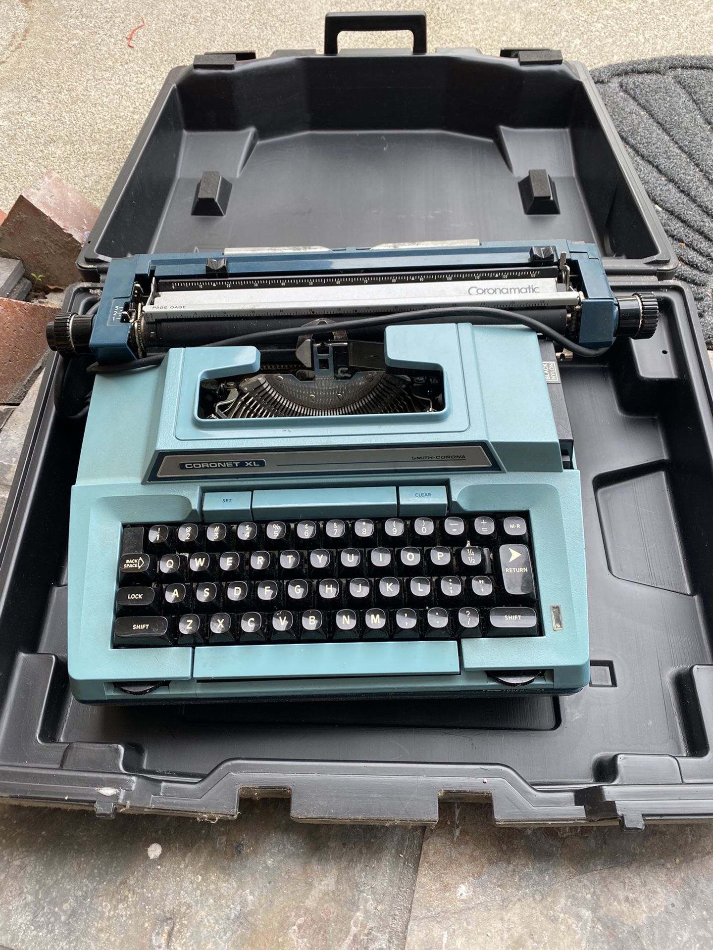 Vintage Smith-Corona Coronet XL Electronic Typewriter with Case