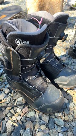 Snowboard boots