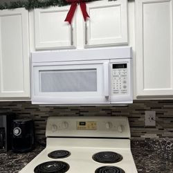 Stove And Microwave 