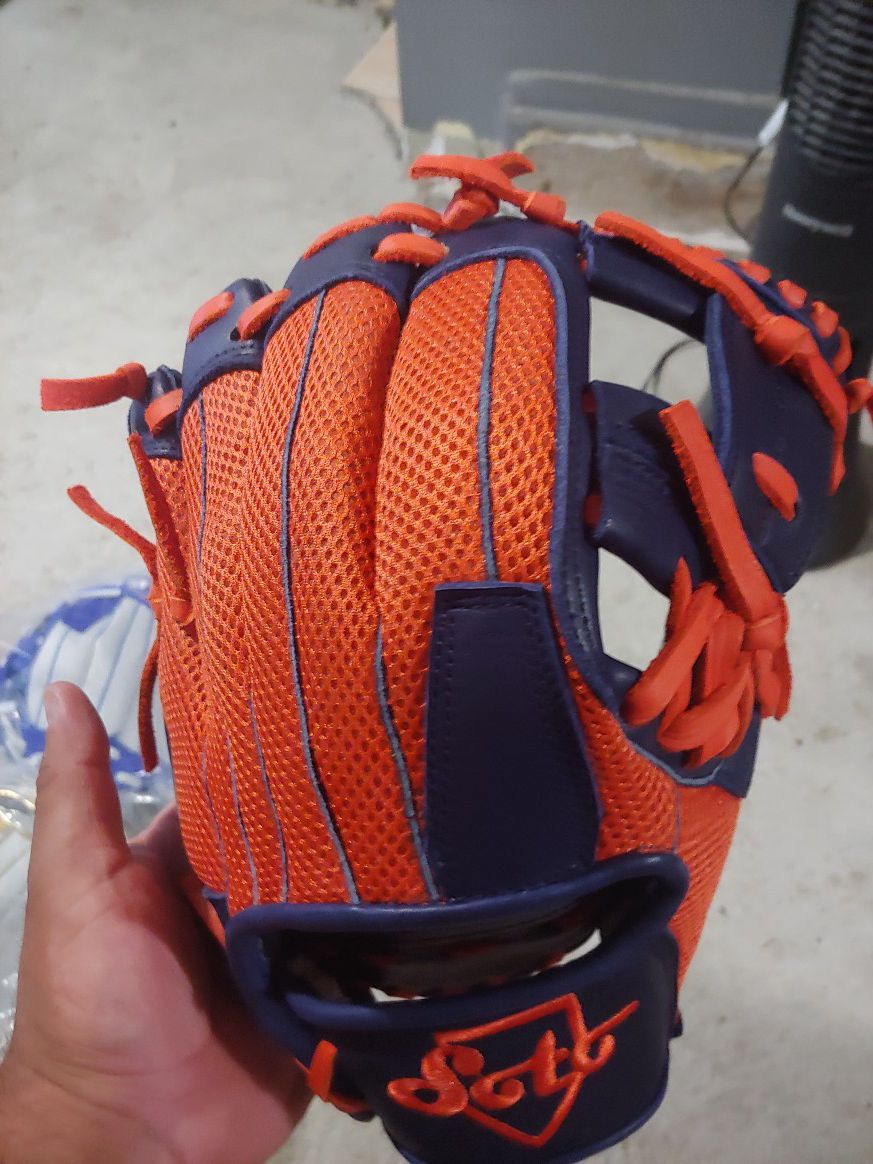 Baseball glove made in Mexico