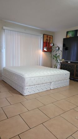 VERY NICE AND CLEAN KING SIZE PERFECT DAY MATTRESS AND BOXSPRINGS FOR SALE! IN EXCELLENT CONDITION. FREE DELIVERY