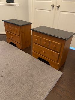 2 NIGHTSTANDS