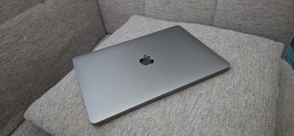 2019 MacBook AIR i5, 8GB RAM 128GB HDD