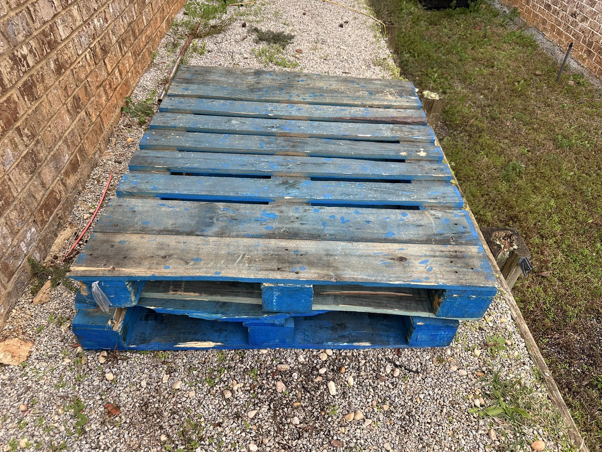 Free 2 Woden Pallets 