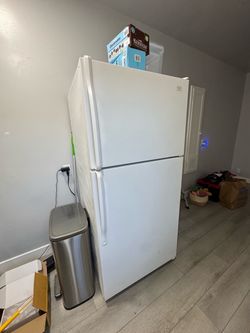 READ DESCRIPTION FIRST: Whirlpool fridge with freezer compartment