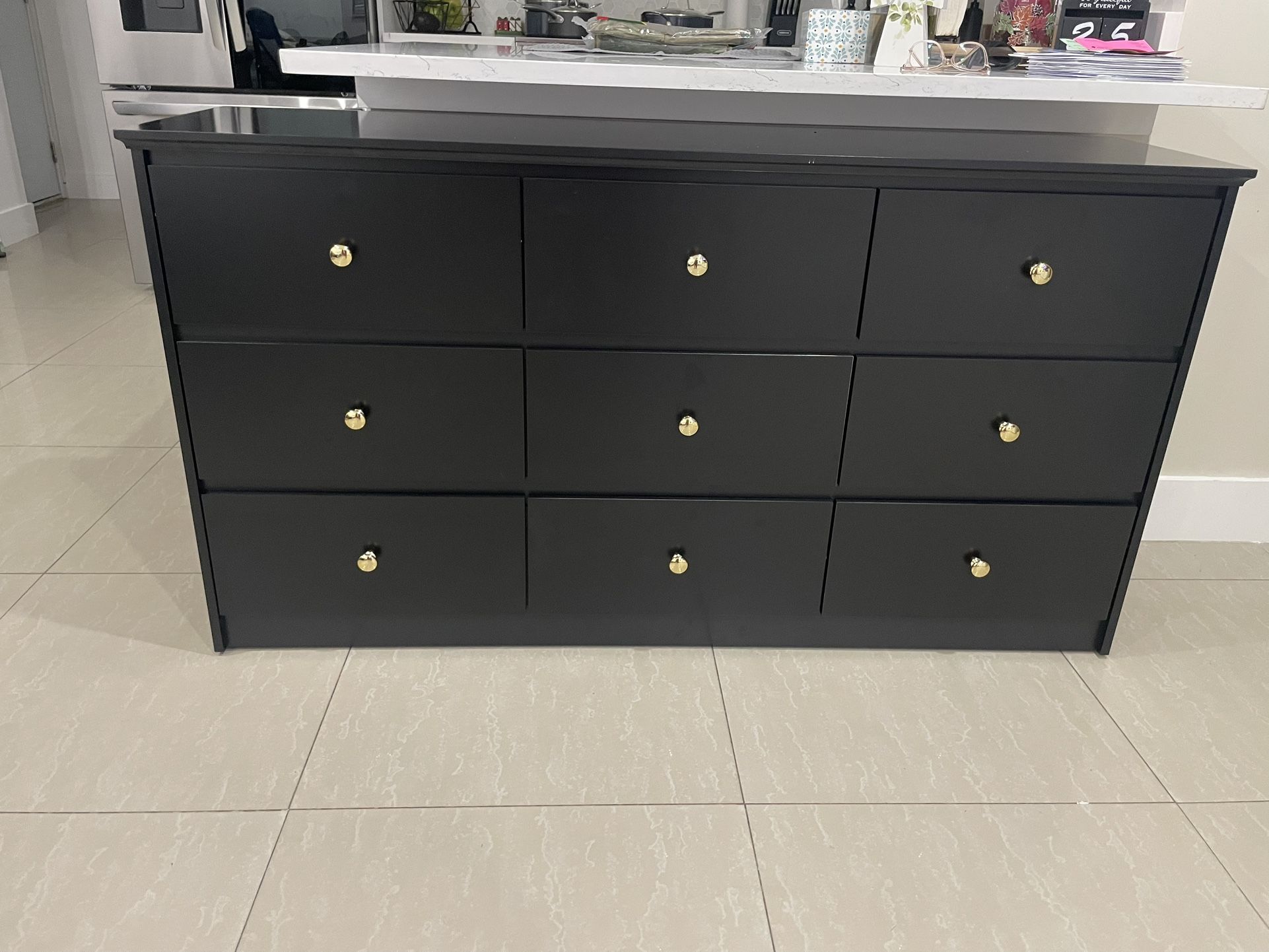 9-drawer Black dresser