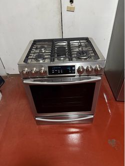 Samsung 5-burner gas stove in very good condition, working perfectly, delivered and installed with a 3-month warranty