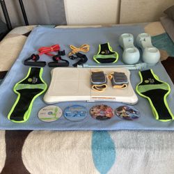 Wii Balance Board + 4 Games + Accesories Bundle 