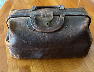 Vintage brown leather doctor/medical bag w/feet, handles,inside compartment, &instrument holders, &snap clasp.18” wideX8”deepX9”tall.