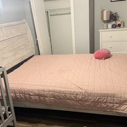 Queen Bed Frame + Mattress / Cama Queen con colchón – Buen estado