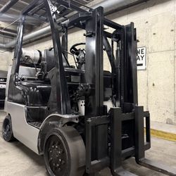 NISSAN/Unicarrier  forklift for sale 5500 lb Goes up to 80 in High 