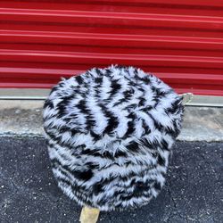 ROND KRUKJE ZEBRAPRINT / WOODEN OTTOMAN SEAT WITH LEGS FOR LUVING ROOM/ BEDROOM