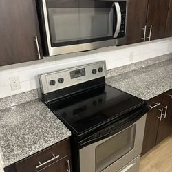 Kitchen Appliance Set! Stove & microwave, Refrigerator & Dishwasher 
