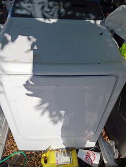 AI Overview The image shows a white Samsung top-load laundry appliance, drye