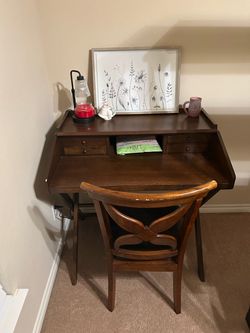 Wooden desk + chair