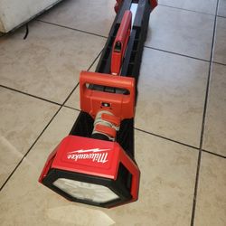 Milwaukee
M18 18-Volt Lithium-Ion Cordless Rocket Dual Power Tower Light (Tool-Only) Solo Se Provo 