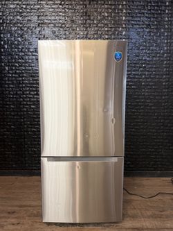 MIDEA REFRIGERATOR w/WARRANTY! R2948A