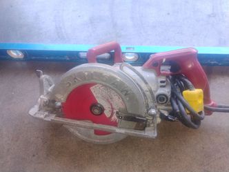 SKILSAW AND 4' FEET LEVEL