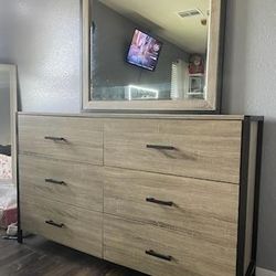 Dresser With Mirror 