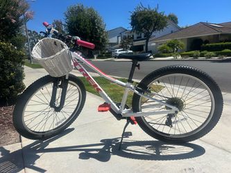 Pink/white Trek Precaliber 24” 8-Speed Suspension Bike