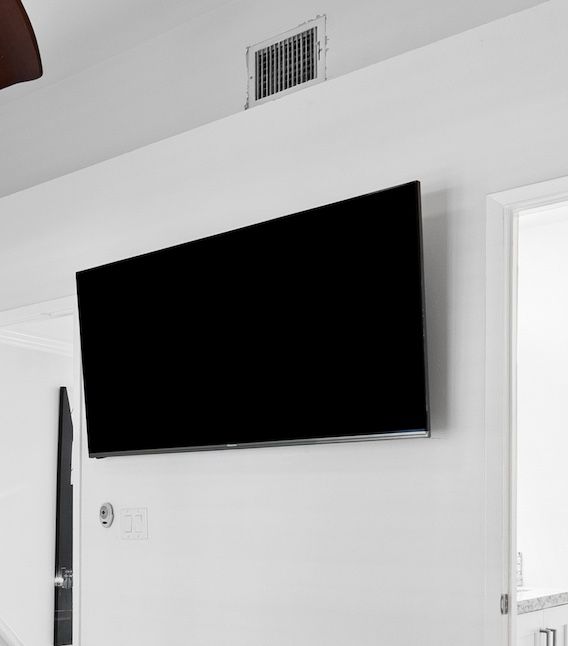 Hisense 55-Inch 4K Smart TV – Excellent Condition, Wall-Mounted